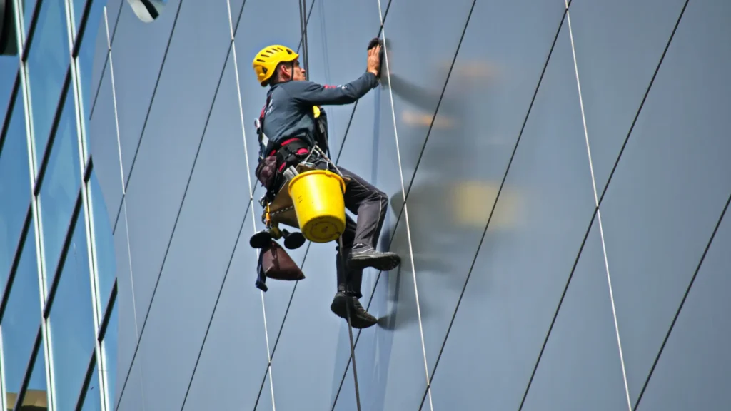 Glasfassade wird in Hamburg professionell gereinigt